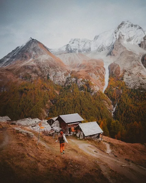 Randonnée au lac bleu d'Arolla dans le Val d'Herens Valais en Suisse. Conseil, itinéraire, photos et recommandations pour randonner et voyager en automne en Suisse.