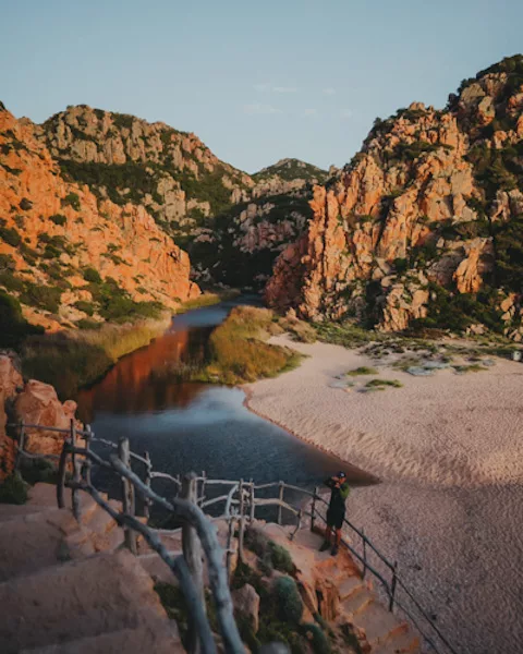 Randonnée à Costa Paradiso en Sardaigne en Italie. Costa paradiso le meilleur endroit en Sardaigne pour admirer le coucher du soleil. Itinéraire, recommandations, photos et conseils pour voyager et randonnée en Sardaigne en Italie.