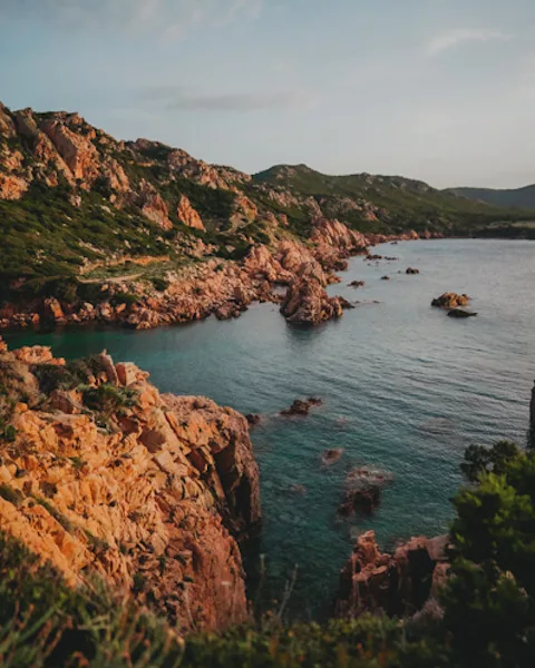 Randonnée à Costa Paradiso en Sardaigne en Italie. Costa paradiso le meilleur endroit en Sardaigne pour admirer le coucher du soleil. Itinéraire, recommandations, photos et conseils pour voyager et randonnée en Sardaigne en Italie.