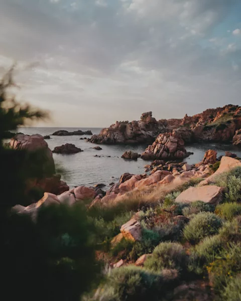 Randonnée à Costa Paradiso en Sardaigne en Italie. Costa paradiso le meilleur endroit en Sardaigne pour admirer le coucher du soleil. Itinéraire, recommandations, photos et conseils pour voyager et randonnée en Sardaigne en Italie.