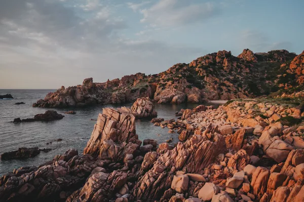 Randonnée à Costa Paradiso en Sardaigne en Italie. Costa paradiso le meilleur endroit en Sardaigne pour admirer le coucher du soleil. Itinéraire, recommandations, photos et conseils pour voyager et randonnée en Sardaigne en Italie.