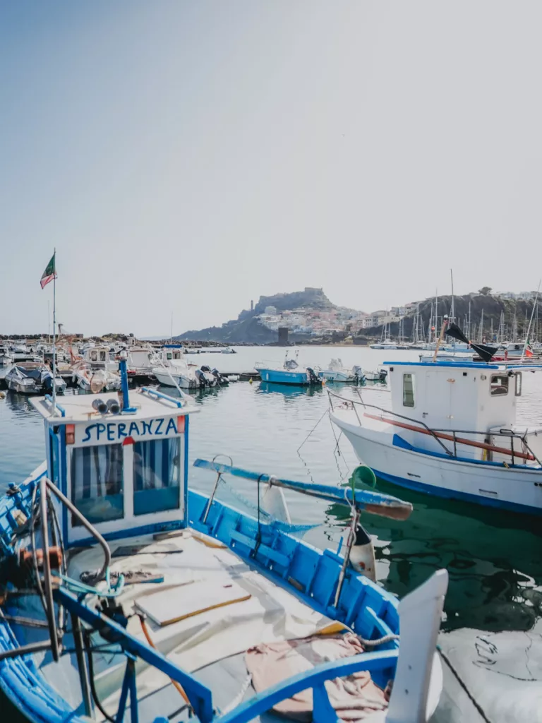 Ville de Castelsardo vue depuis le port avec les bateaux de pêche.