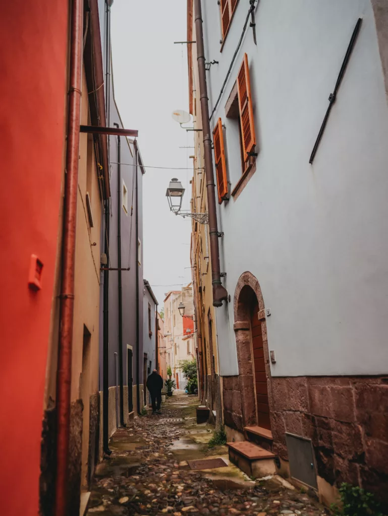 Ruelle colorée du village de Bosa sur la côte ouest de la Sardaigne.