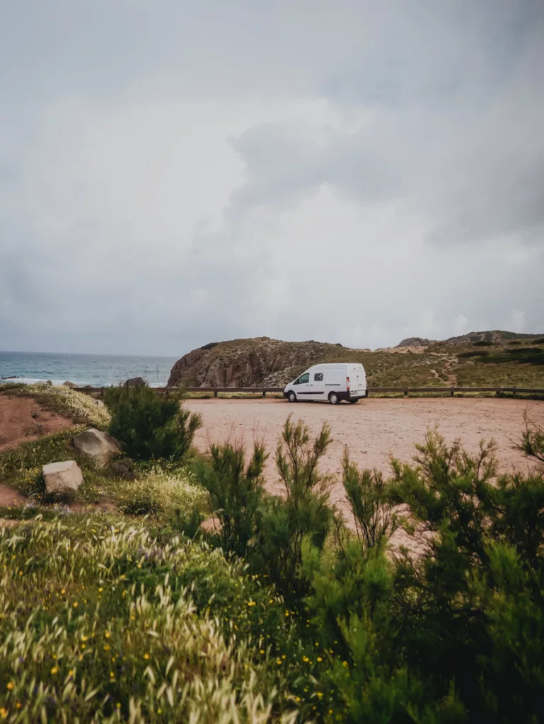 Van stationné sur le parking de Capo Pecora en Sardaigne, Italie.
