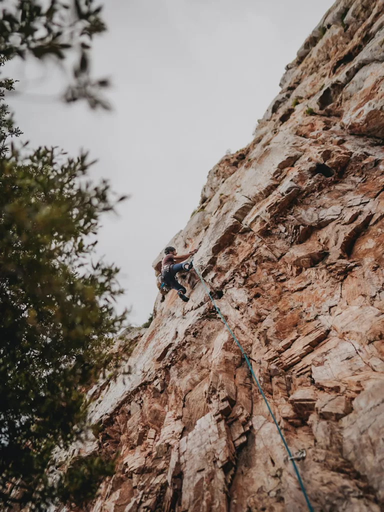 Grimpeur sur la falaise de Porto Flavia en Sardaigne, Italie.