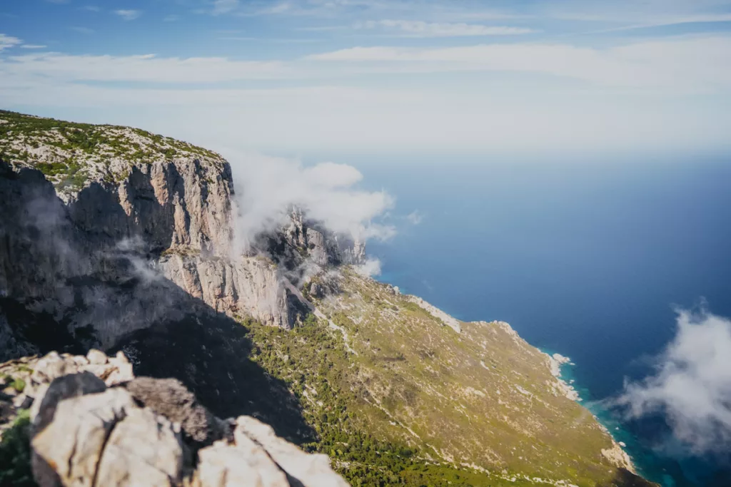 Parc national du golfe d’Orosei et du Gennargentu, vue sur les falaises et la mer depuis la Punta Giradili.