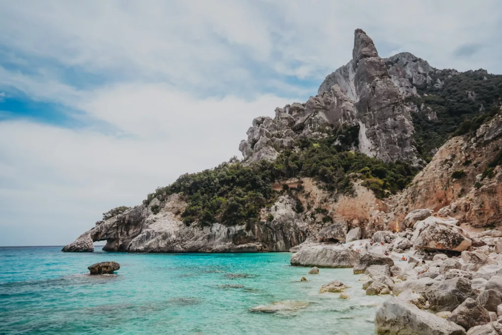 Plage de Cala Goloritze, la plus belle plage de Sardaigne dans le parc national du golfe d’Orosei et du Gennargentu.