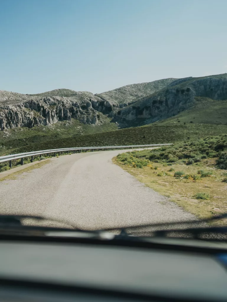 Vue depuis le van en conduisant sur les routes de Sardaigne du côté du Monte Albo dans le centre de l'île.