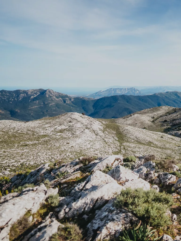 Paysage des plateaux calcaire du monte Albo en Sardaigne.