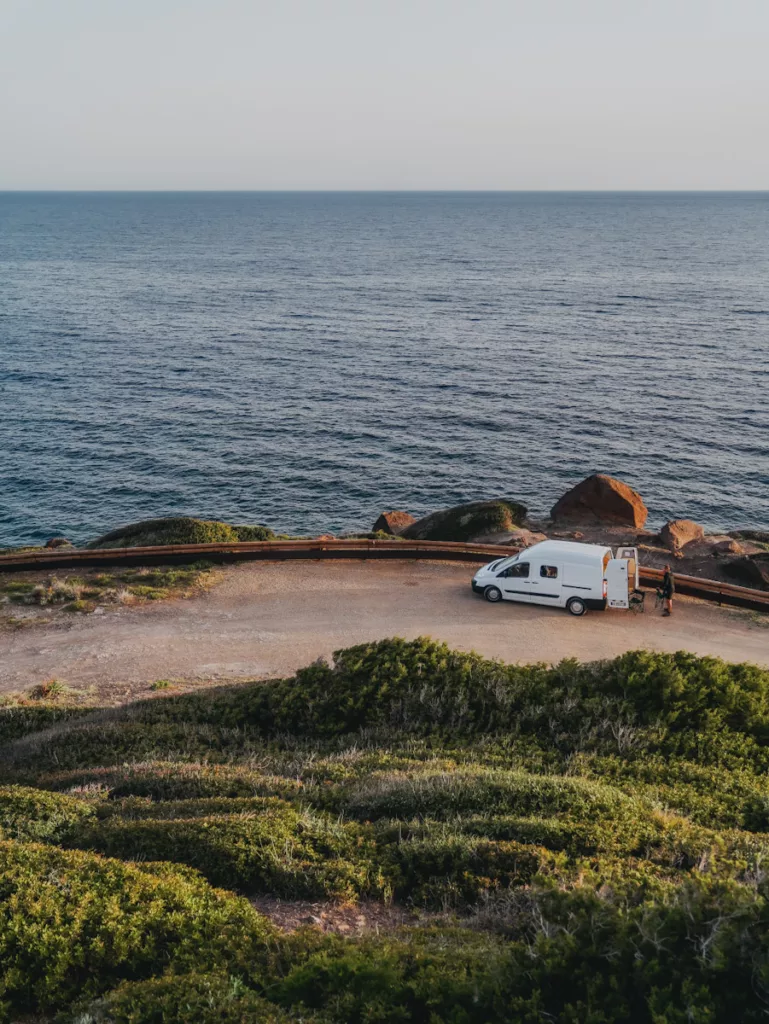Vanlife sur la côte ouest en Sardaigne, spot avec vue sur la mer.
