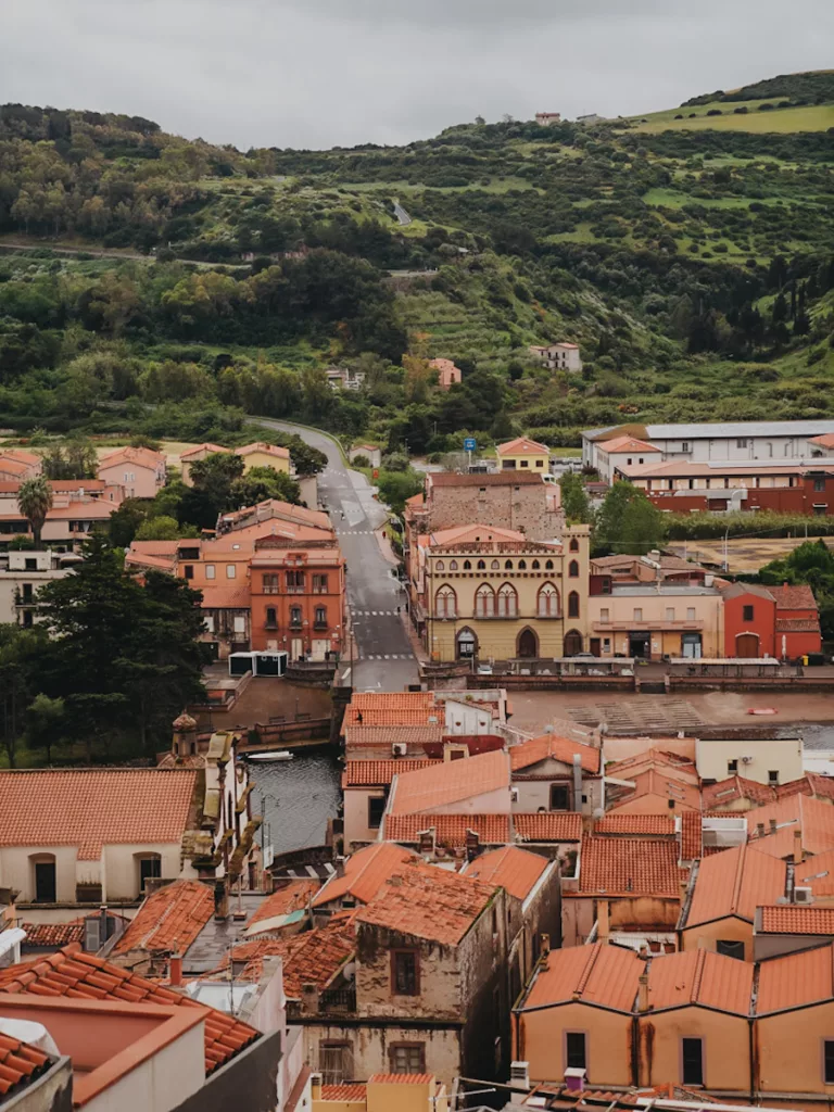 La ville de Bosa vue depuis le haut du village.