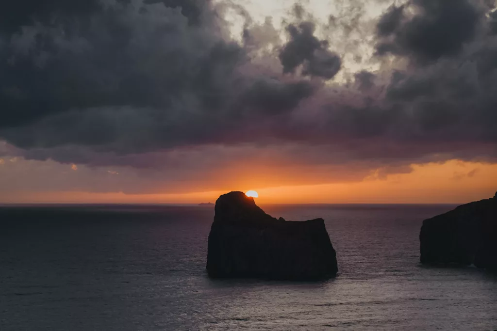Magnifique coucher de soleil à Masua en Sardaigne sur la côte ouest.