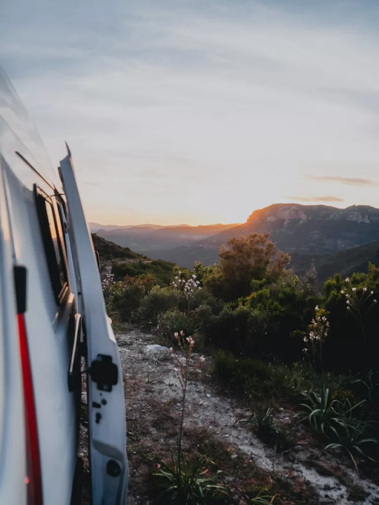 Coucher de soleil en van en Sardaigne dans les terres dans la région de Jerzu.