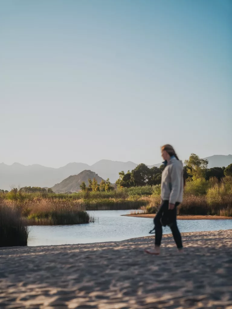 Femme marchant sur la plage en Sardaigne sur la côte est de l'île.