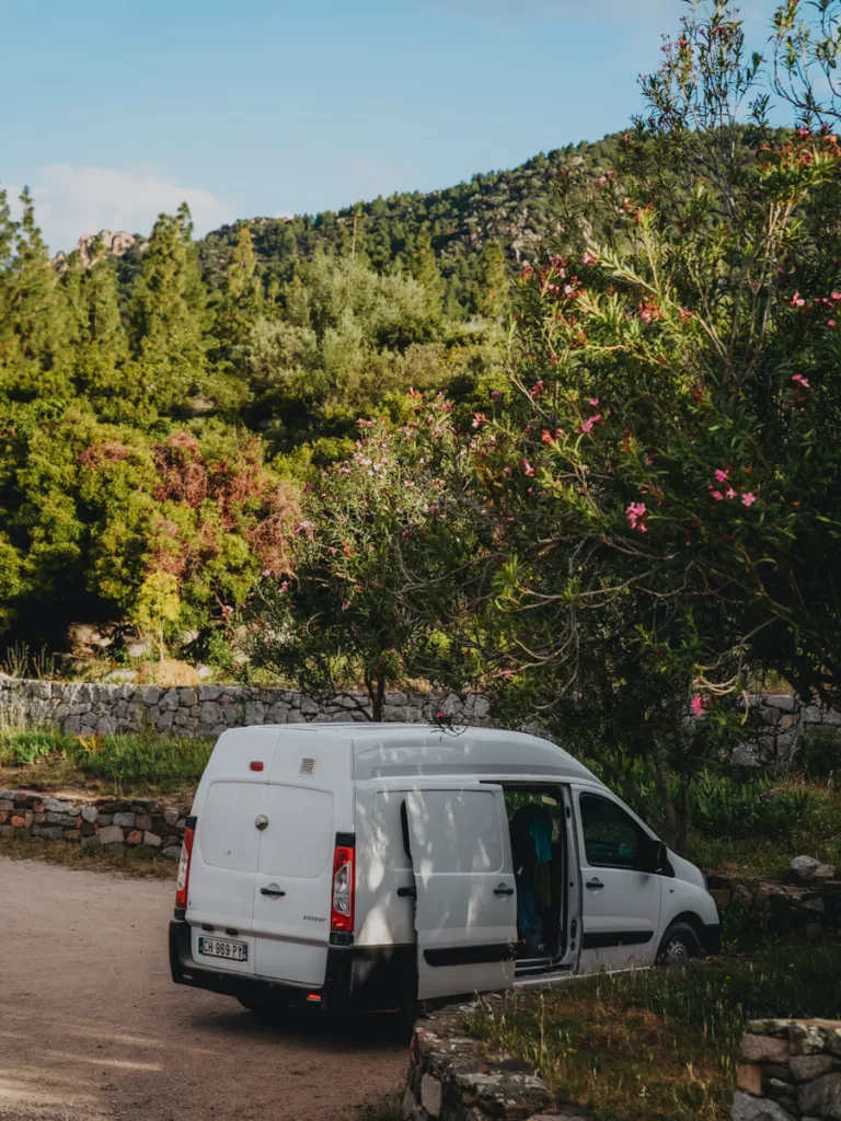 Parking autorisé pour les vans en Sardaigne.