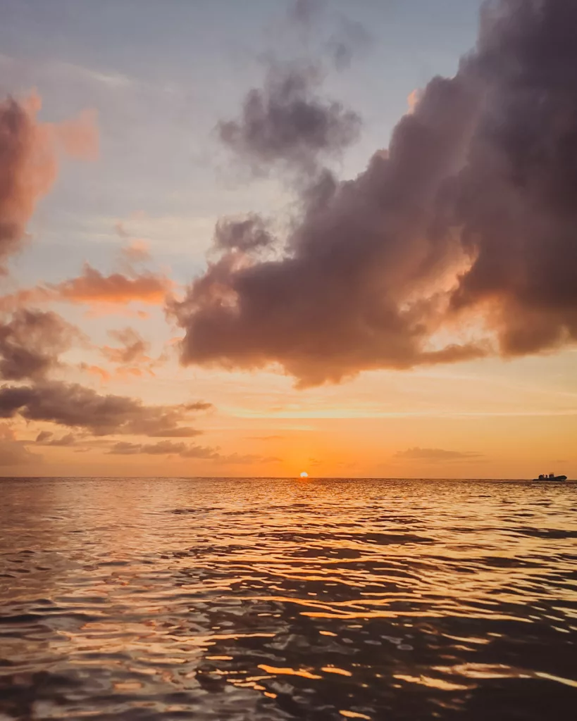 Horizon en feu lors d’un coucher de soleil sur la plage guadeloupéenne.
