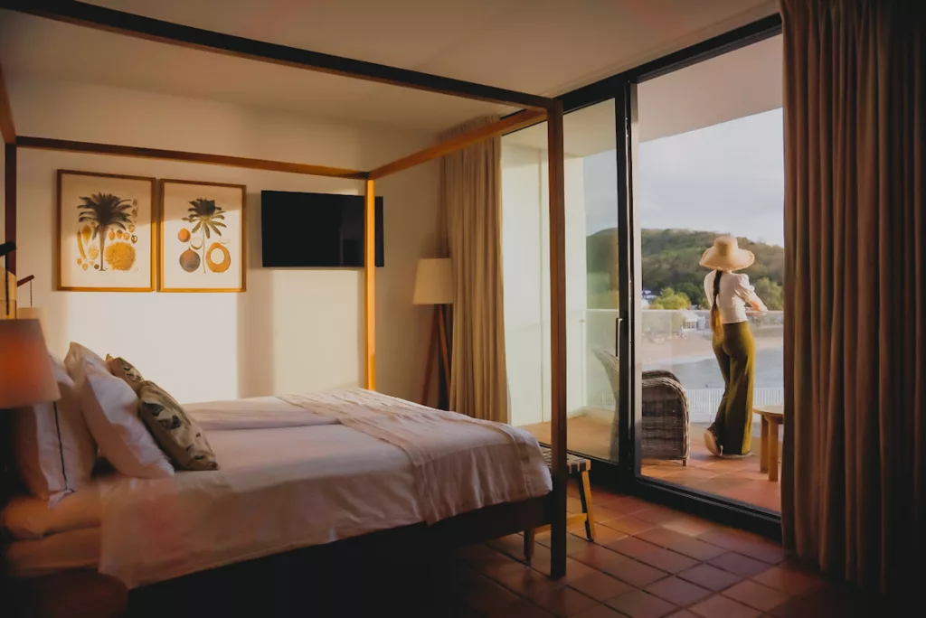 Chambres confortables du Langley Resort Fort Royal avec vue sur la mer.