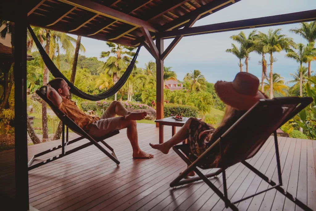 Coucher de soleil depuis La Toubana Resort, cadre tropical et élégant.