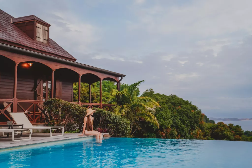Vue panoramique de La Toubana Hôtel & Spa avec piscine à débordement en Guadeloupe