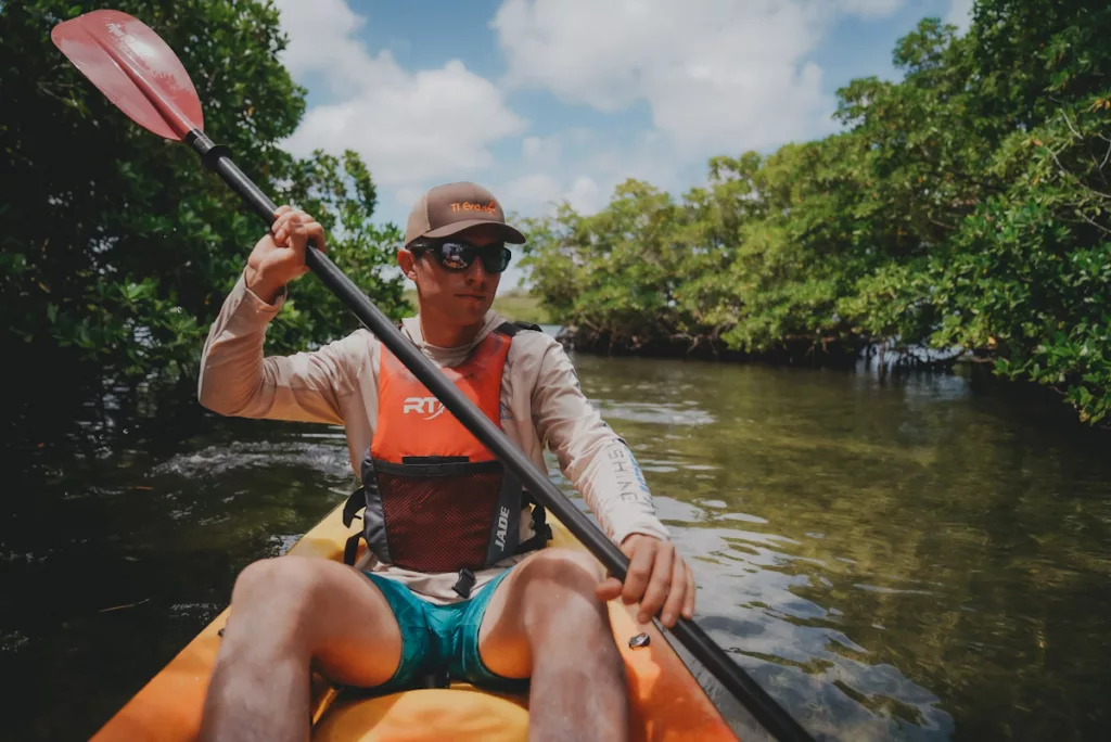 Balade en canoë à travers la mangrove du Grand Cul-de-Sac Marin en Guadeloupe.