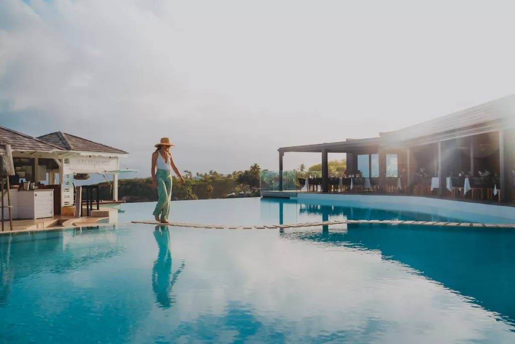 Vue panoramique de La Toubana Hôtel & Spa avec piscine à débordement face à la mer.