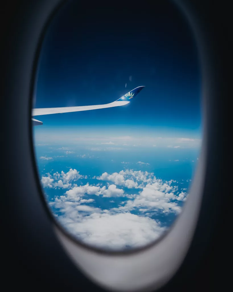 Vol au-dessus des nuages et de la mer caraïbe, arrivée en Guadeloupe.