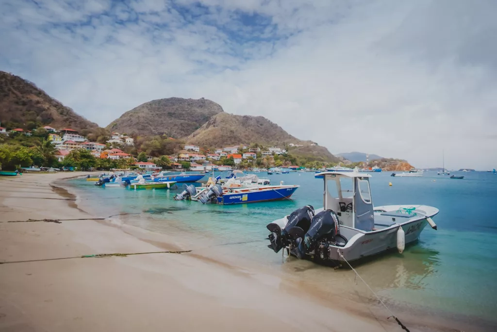 Bateaux de pêche dans le port des Saintes, ambiance authentique des Caraïbes.