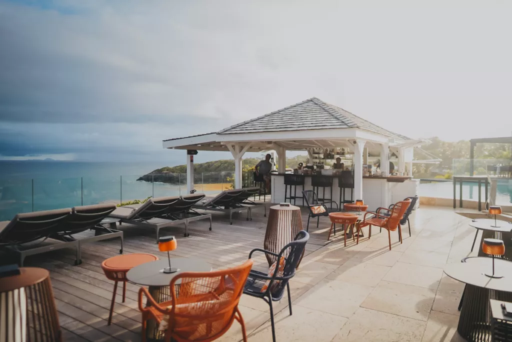 Terrasse ensoleillée et piscine à La Toubana Resort en Guadeloupe.