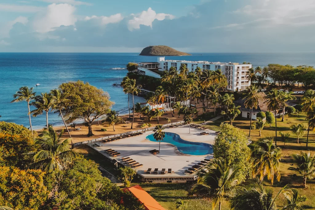 Vue panoramique du Langley Resort Fort Royal avec sa piscine et les jardins tropicaux.