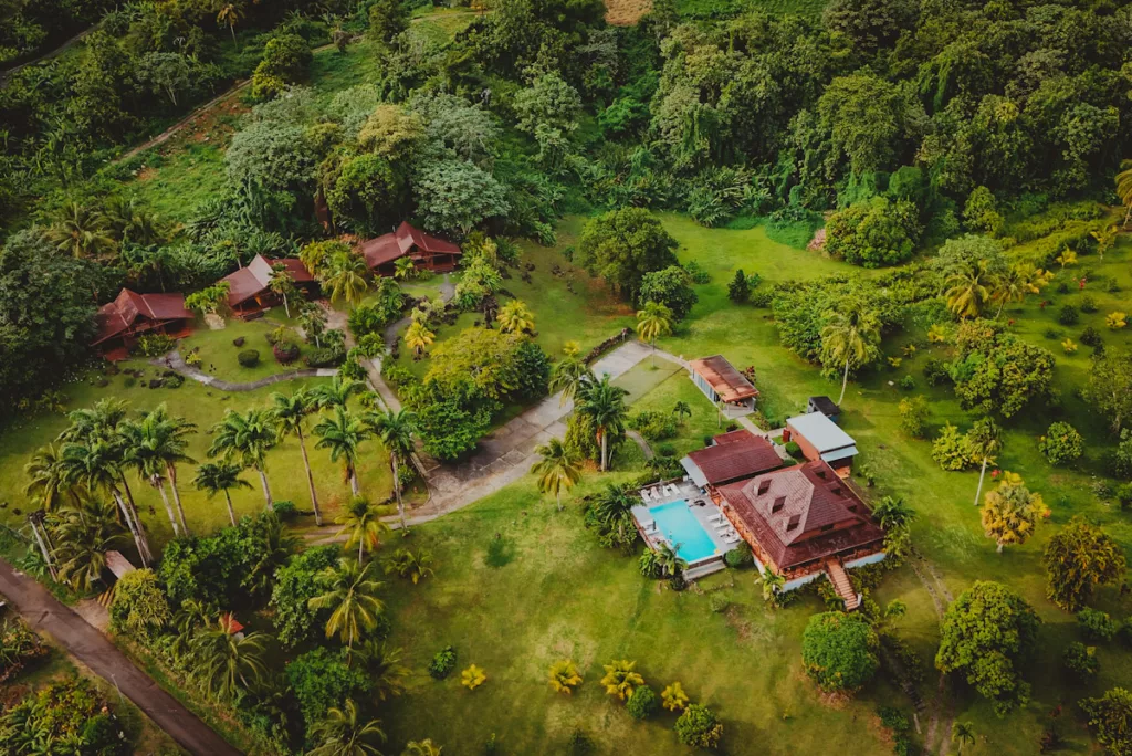 Terrasse et piscine de La Toubana, hôtel de luxe face à la mer des Caraïbes.