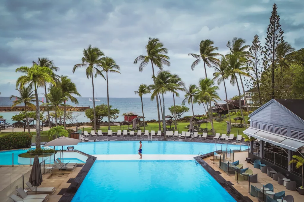 Détente au bord de la piscine à La Creole Beach Resort & Spa.
