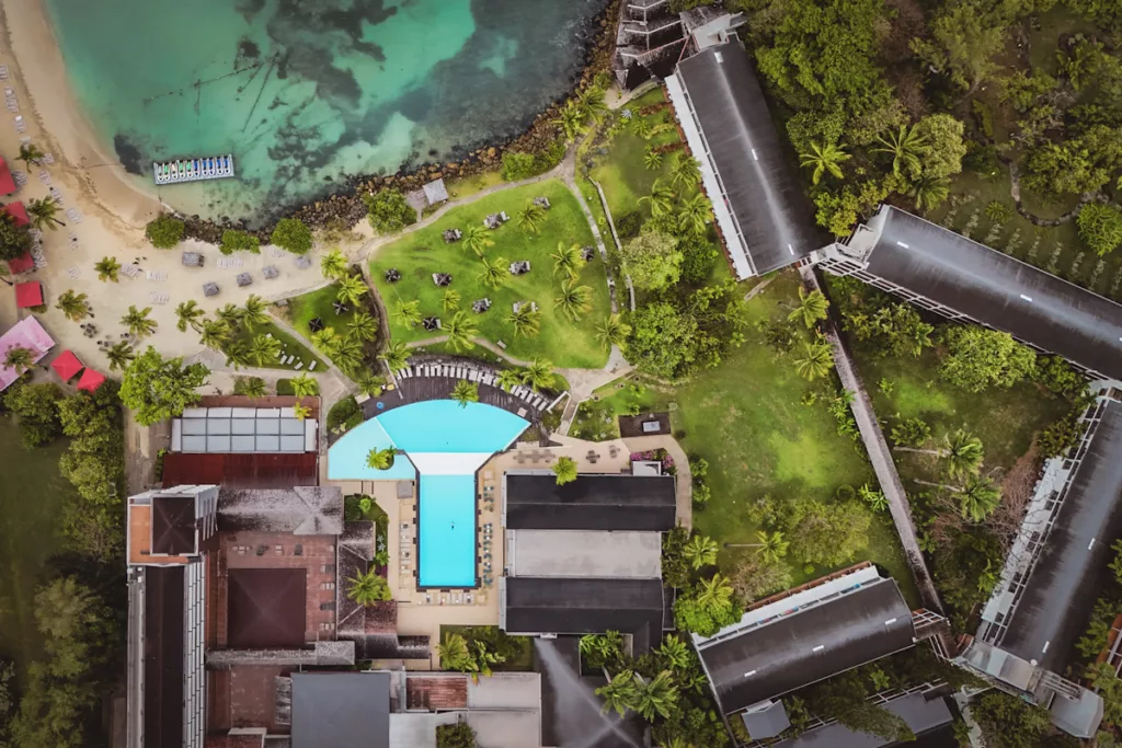 Vue aérienne de La Creole Beach Resort & Spa en Guadeloupe avec plage et piscine.