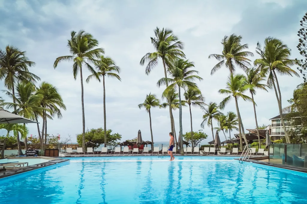 Piscine à débordement et jardins tropicaux de La Creole Beach Resort.