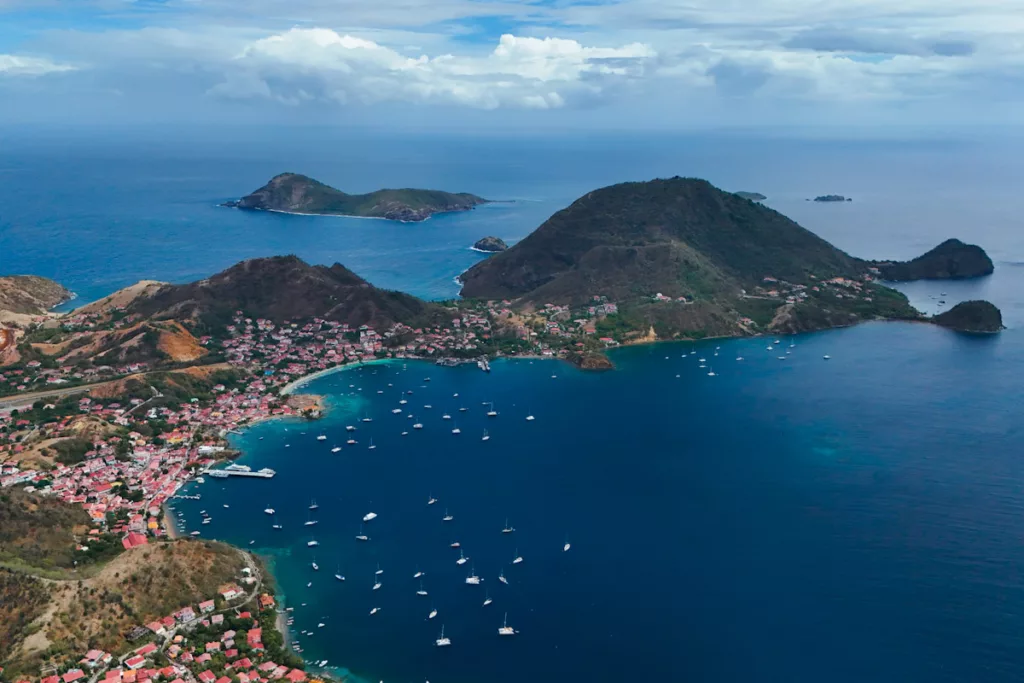 Vue panoramique sur les îles des Saintes depuis un point haut de Terre-de-Haut.