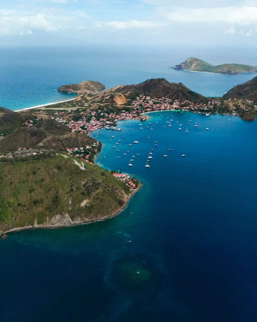 Vue aérienne drone des îles des Saintes avec leurs eaux turquoise.