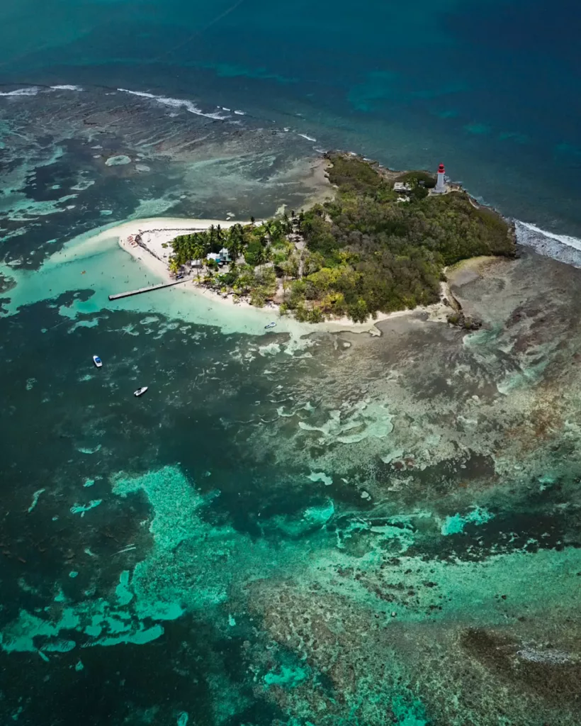 Vue aérienne de l’îlet du Gosier, île paradisiaque en Guadeloupe.