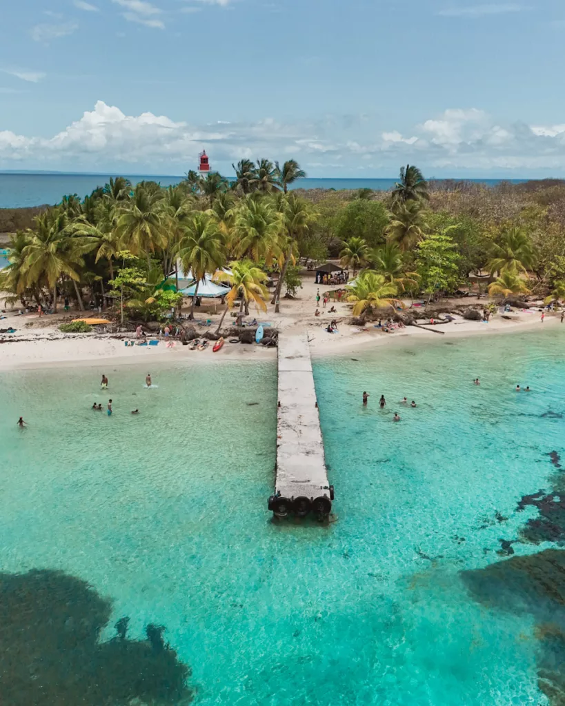 Plage de sable blanc et eaux turquoise sur l’îlet du Gosier