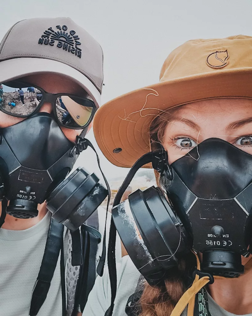 Portrait de randonneur équipé d’un masque à gaz lors de l’ascension de la Soufrière en Guadeloupe.


