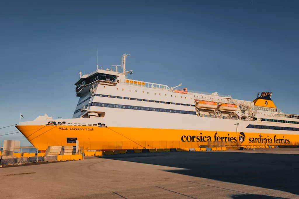 Traversée avec la Corsica Ferries, se rendre en Corse en Ferry, guide pratique.
