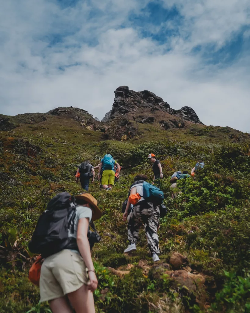 Groupe de randonneurs montant vers le cratère actif de la Soufrière en Guadeloupe.