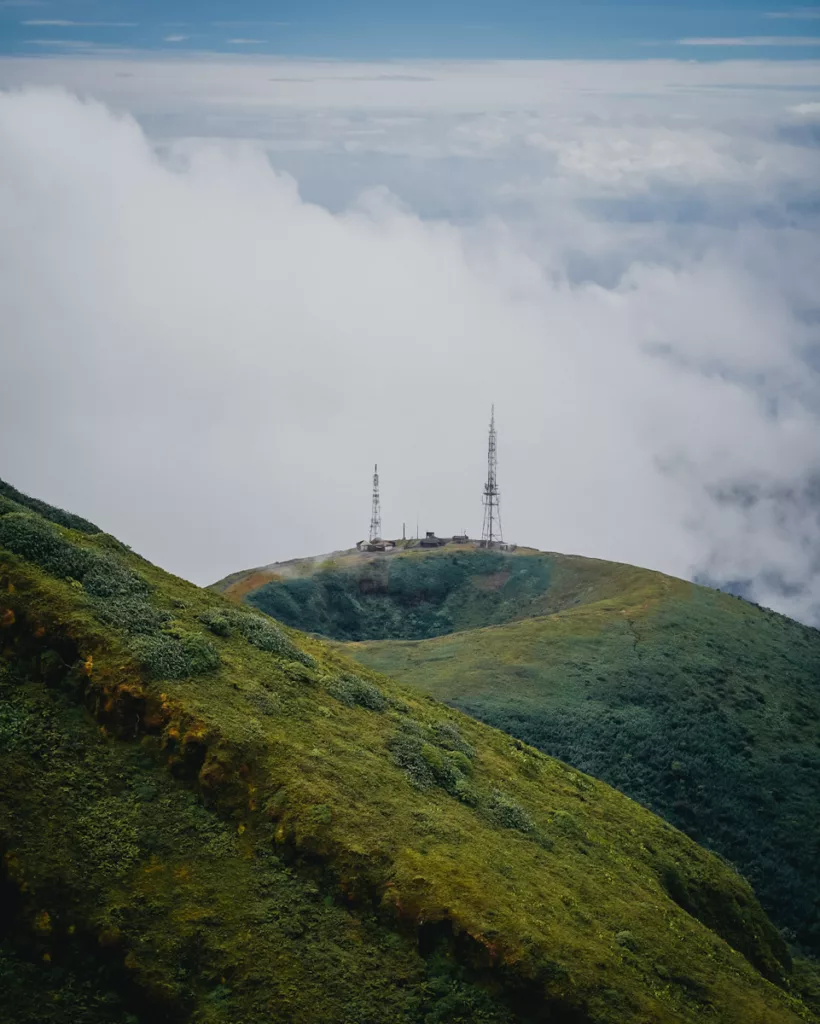 Vue sur le lac Flammarion lors de l’ascension de la Soufrière en Guadeloupe.

