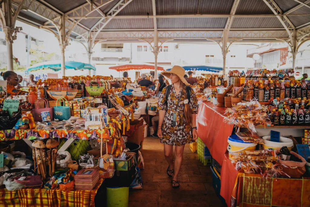 Étals colorés du marché Saint-Antoine à Pointe-à-Pitre, Guadeloupe.