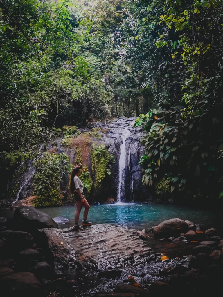 Bassin naturel au pied du Saut de la Lézarde, spot de baignade en Guadeloupe .