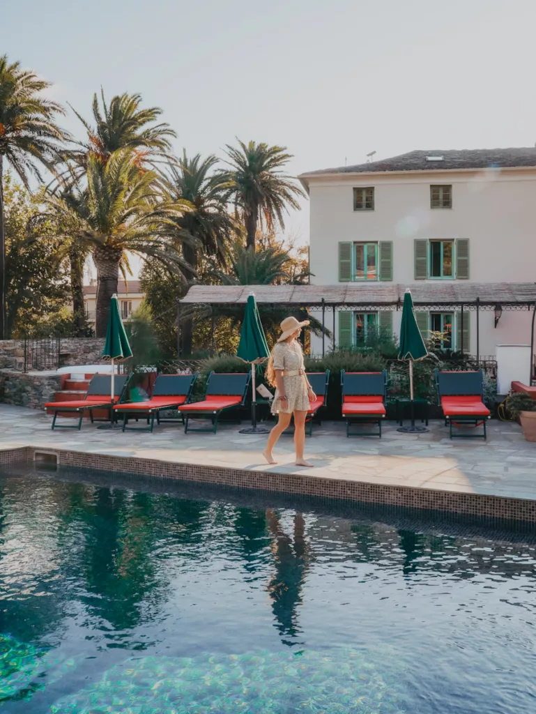 Hôtel demeure Castel Brando, magnifique hôtel quatre étoiles en Haute-Corse dans le Cap Corse proche de Bastia. Maison d'Américain en Corse, meilleures adresses hôtel et restaurant en Corse prêt de Bastia. Piscine de l'hôtel.