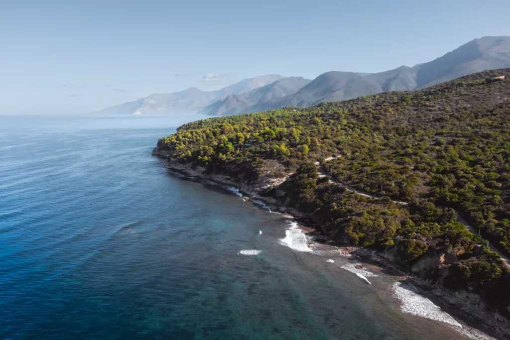 Randonnée sur le littoral (sentier du douanier) de Patrimonio en Haute Corse prêt de Saint-Florent. Vue sur la mer et les montagnes.