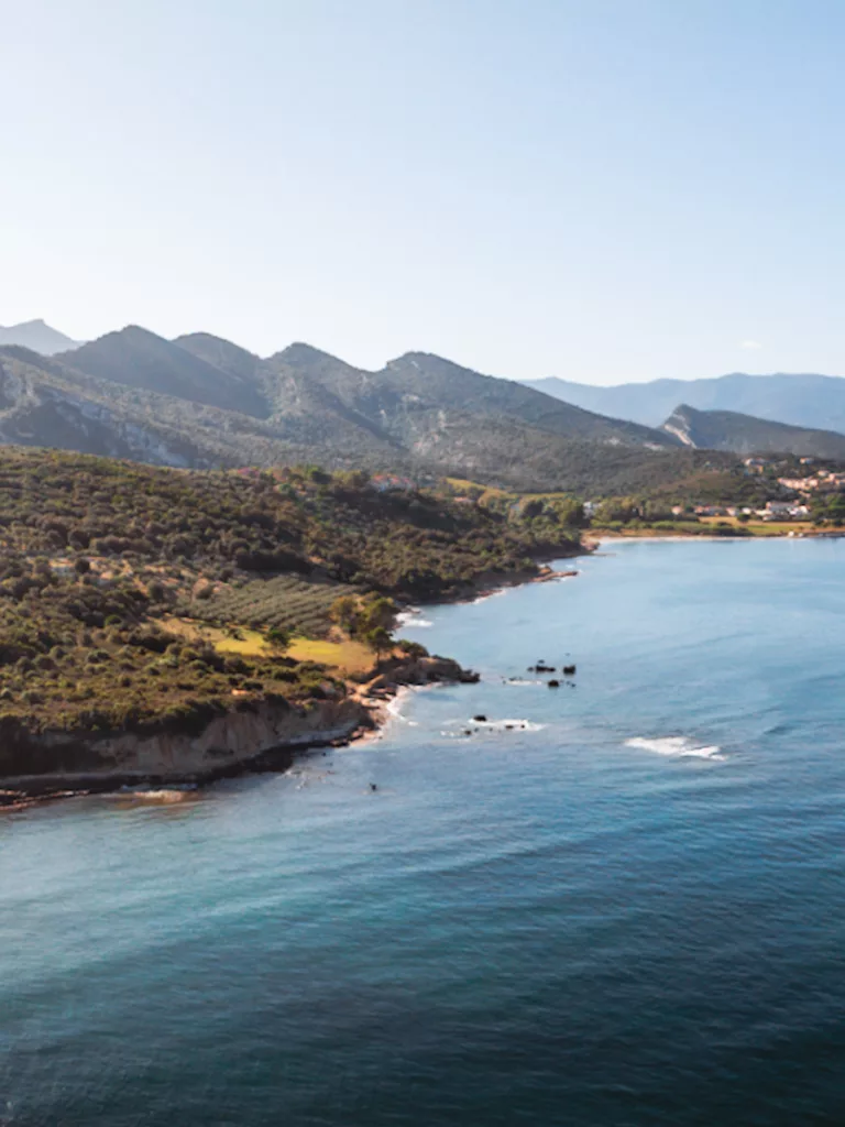 Explorer la Corse : des montagnes à la mer Méditerranée. Vue de la cote en drone, pour illustrer l'eau de mer qu'on ne peut pas filtrer.