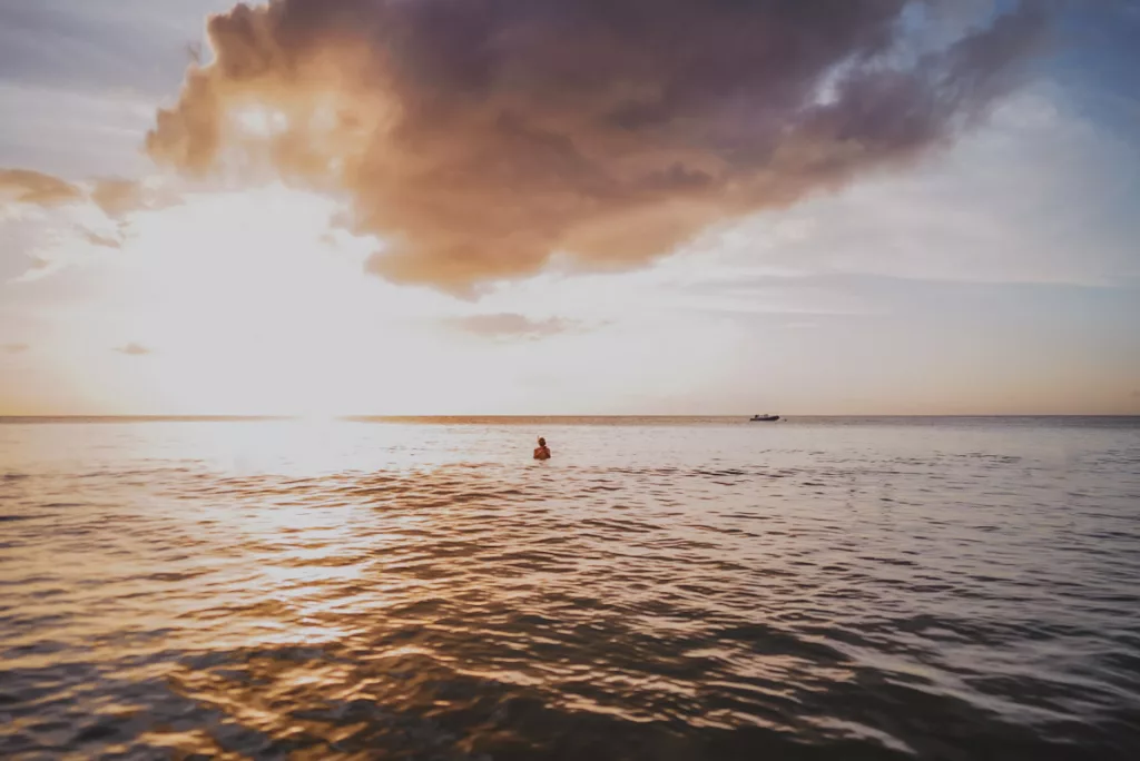 Sérénité et couleurs chaudes d’un coucher de soleil sur la plage des Caraïbes.