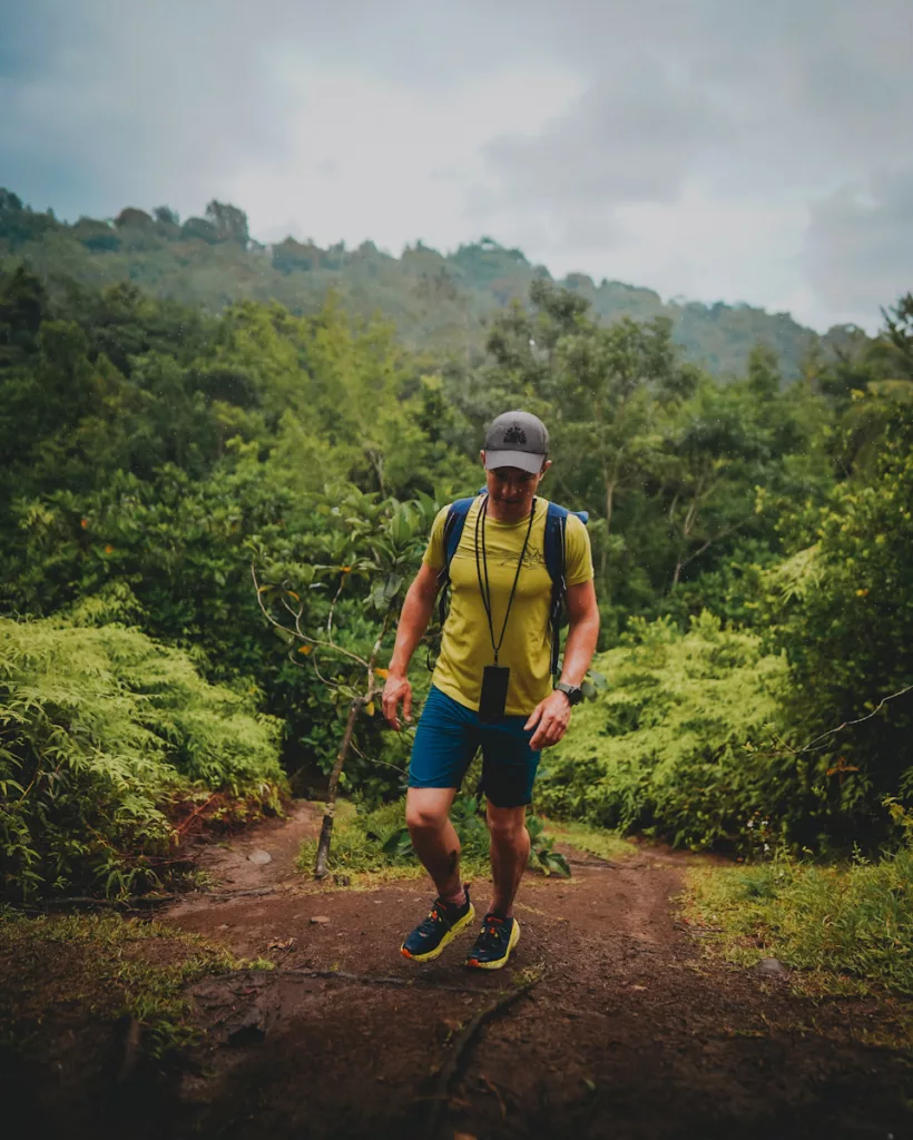 Randonneur avançant sur un sentier tropical dans la Ravine Tambour.

