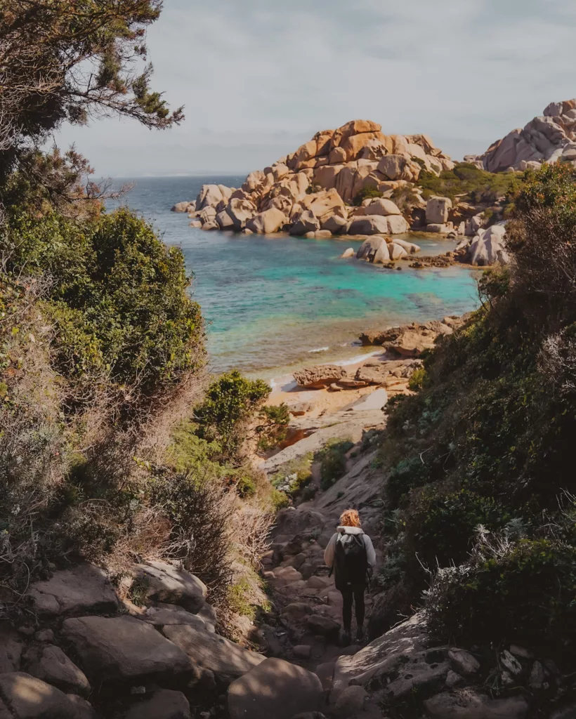 Chemin d'accès à la falaise d'escalade Cala Poltusinu à Capo Testa, crique idyllique avec l'eau bleue et transparence du nord de la Sardaigne.