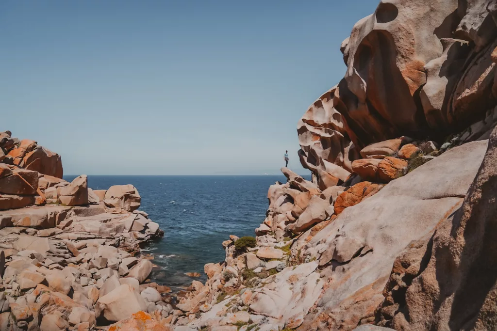 grimpeur sur les falaises de granit de Capo Testa dans le nord de la Sardaigne (escalade)